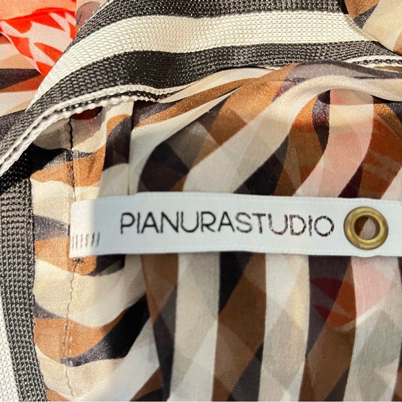 Lux lightweight silk tunic in dimensional pattern. Italian 48, US 12. - Picture 5 of 11